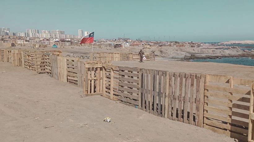 14 personas fueron desalojadas desde terrenos fiscales cercanos a planta desaladora en Antofagasta