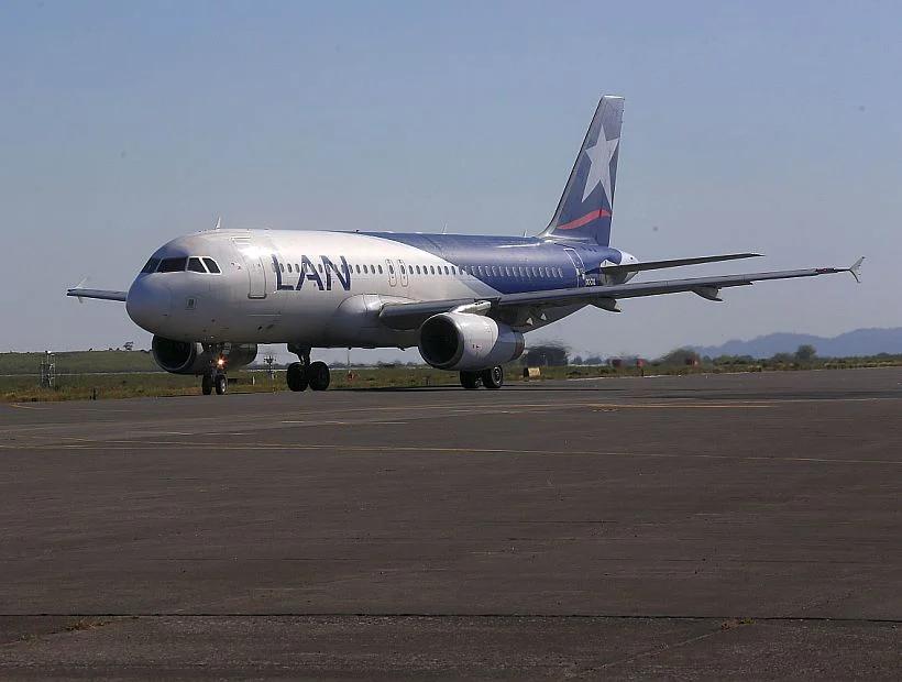 Aeropuerto de Santiago: cancelan vuelo con destino a Paraguay por fuego en motor de avión