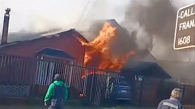 Incendio en Alerce movilizó a cuatro compañías de Bomberos: dos casas resultaron afectadas y un auto