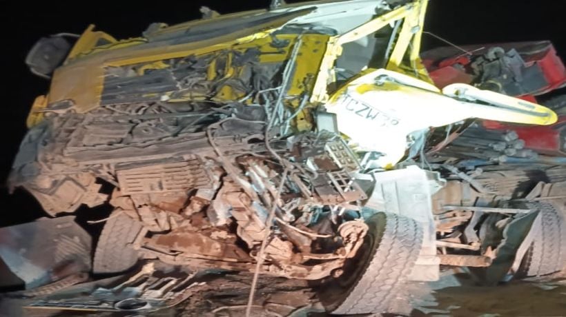 Conductor de camión resultó con lesiones graves tras volcar en ruta en Pozo Almonte