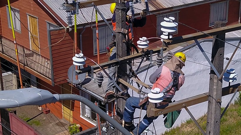 Exigen fiscalización por reiterados cortes de luz en la comuna de Hualaihué