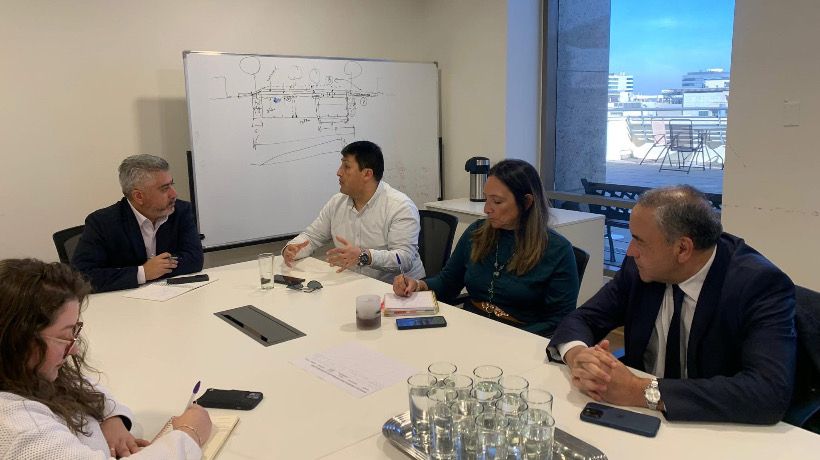 Autoridades de Llanquihue y la región se reúnen con MOP para mejorar conectividad en la cuenca del lago Llanquihue