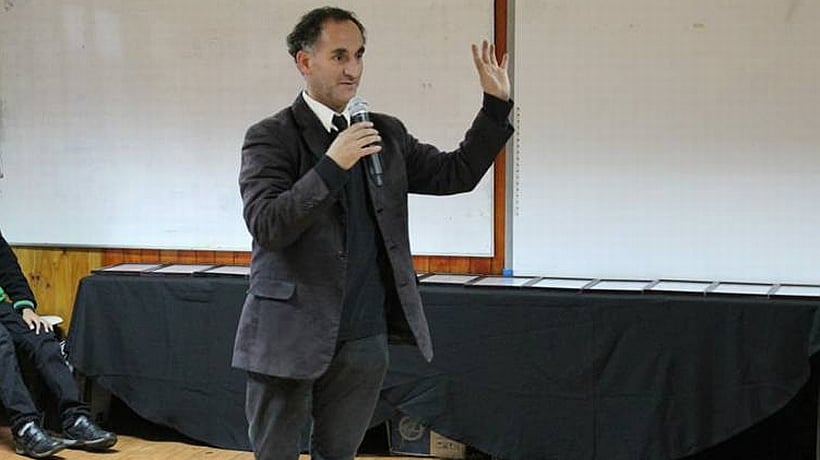 Concejal de Puerto Varas se ausentó por faringobronquitis y viajó a cantar a festival