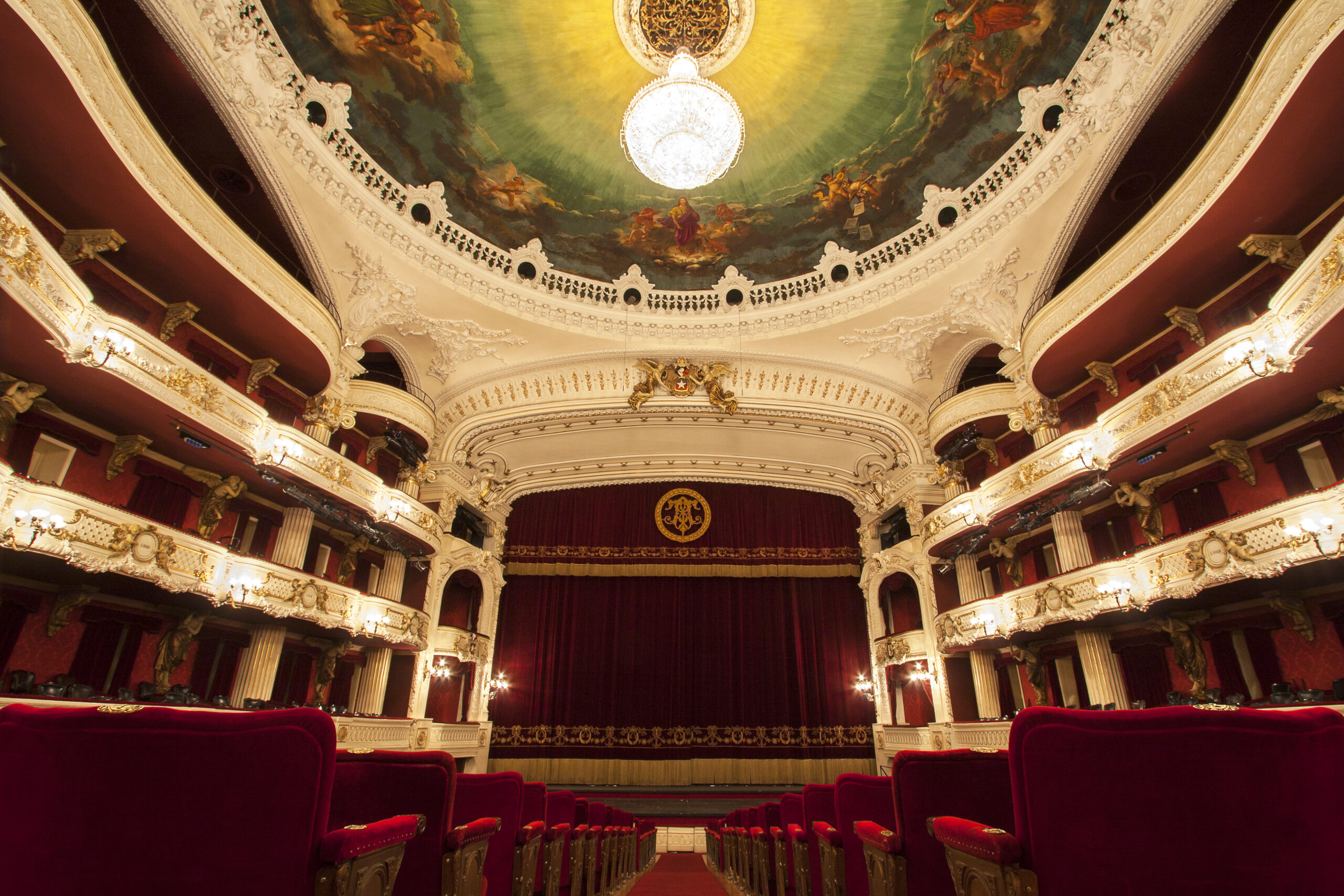 Este jueves se da inicio a la venta de vestuario en el Teatro Municipal de Santiago