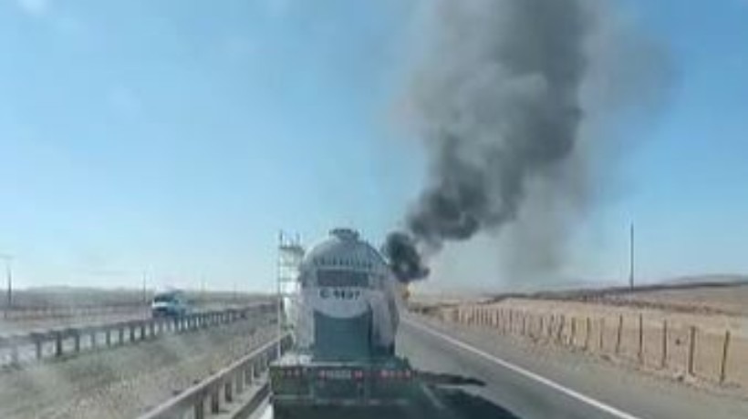 Camión se incendia en Ruta 5 Norte y obliga a desviar el tránsito de autopista