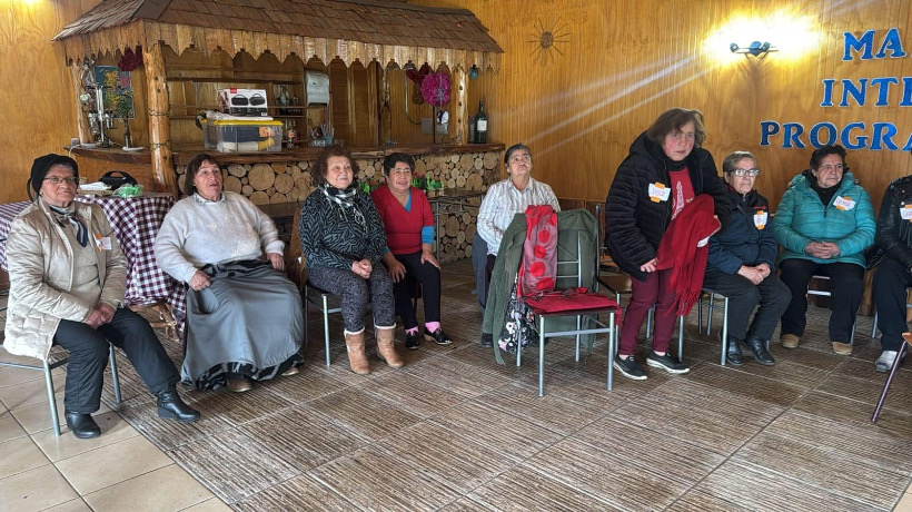 Personas mayores de Curaco de Vélez dan la bienvenida a nuevos participantes del Programa Vínculos
