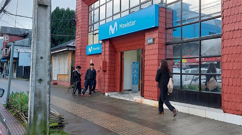 Robo millonario en sucursal de Movistar en Castro