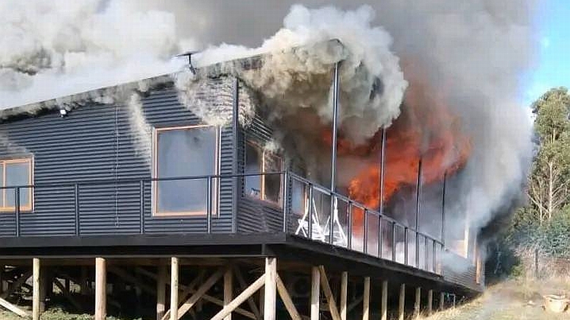Incendio destruyó por completo vivienda en el sector Lingue de Castro
