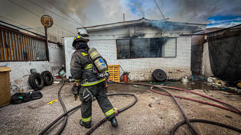 Incendio afectó vivienda y dejó un lesionado en Iquique