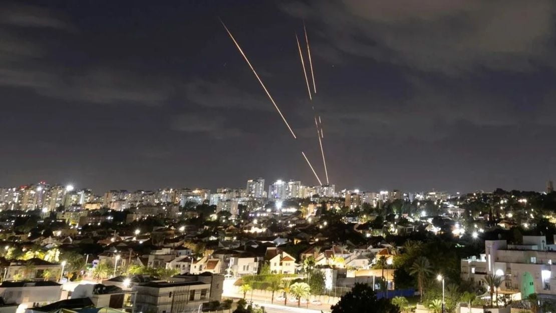 Mantienen el ataque: Irán lanza una tercera oleada de misiles contra Israel