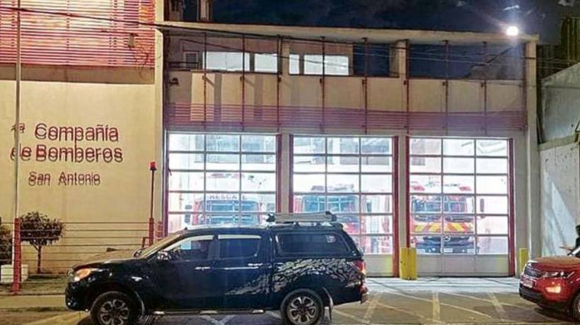 Bomberos piden no bloquear salidas de emergencia de sus cuarteles de San Antonio