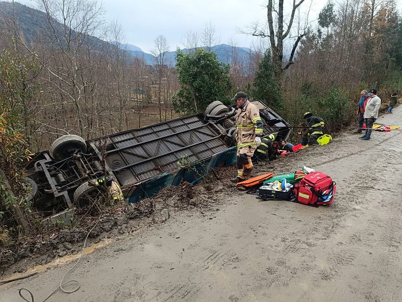 Liquiñe: accidente de bus deja al menos 30 personas lesionadas