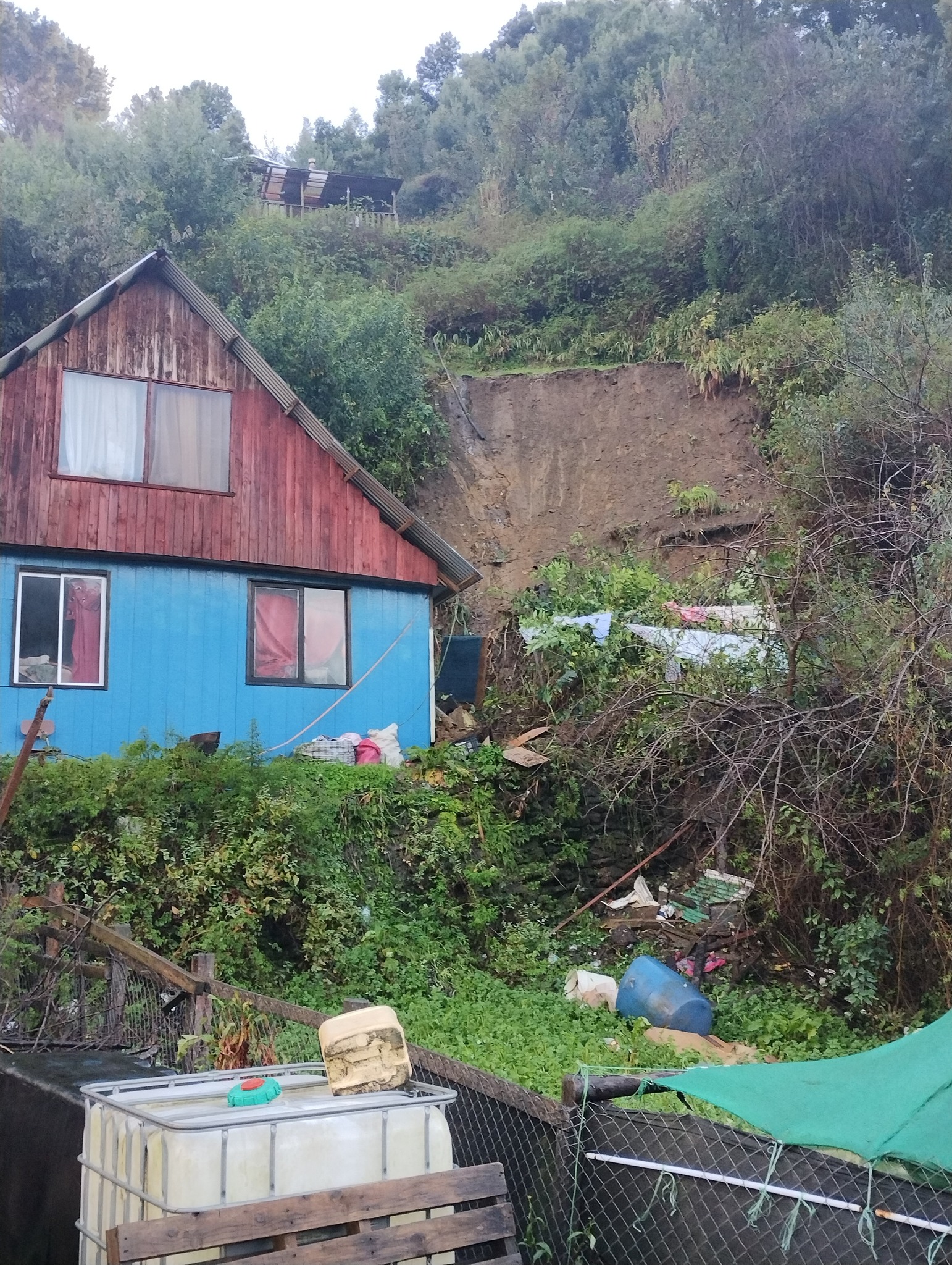 Varios derrumbes afectan viviendas y caminos en Corral