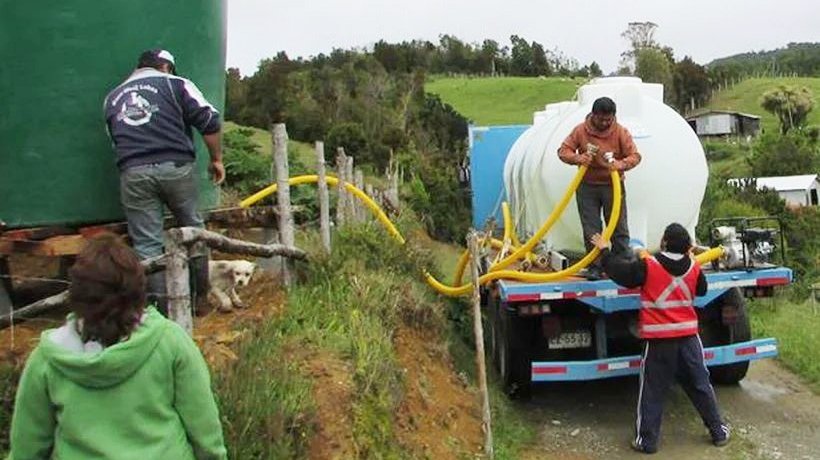 Firman convenios en San Juan de la Costa para riego productivo y mejorar competencias de mujeres rurales