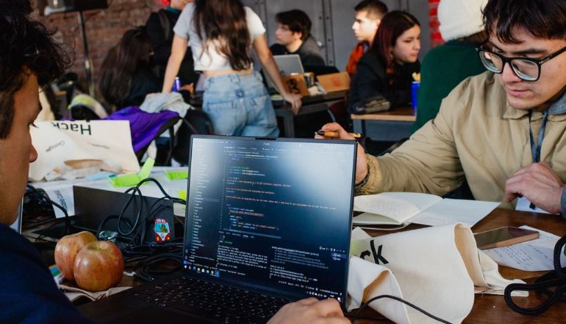 Más de 100 jóvenes se reúnen para “hackear” la contaminación con inteligencia artificial