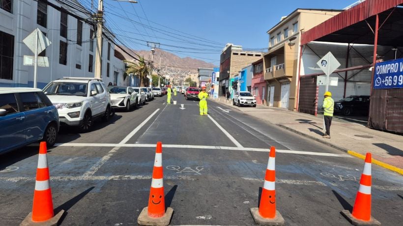 Atención automovilistas: Comenzó instalación de ciclovías en congestionada calle 21 de Mayo de Antofagasta