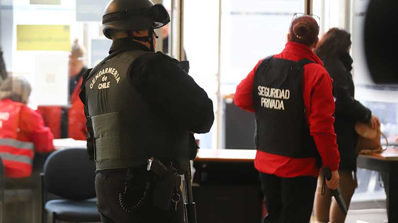 Disturbios interrumpen formalización de 3 sujetos por violento robo a tienda en Valparaíso