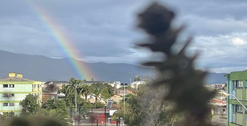 Vistoso arcoíris sorprende a los quillotanos tras la lluvia