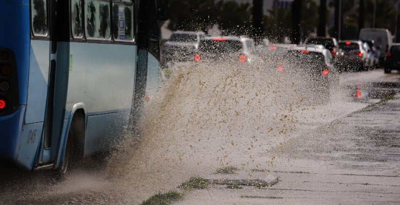 Dos viviendas destruidas y la avenida España anegada: lluvia generó estragos en Viña del Mar
