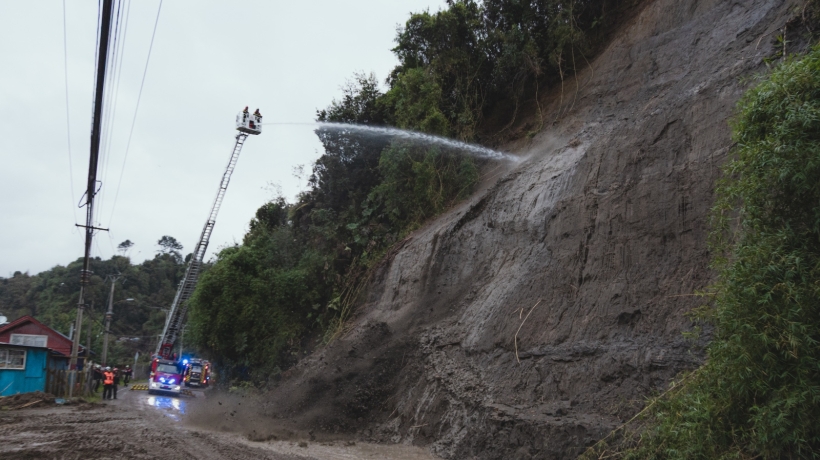 Con remoción en masa controlada rebajan cerro de la Ruta Chinquihue de Puerto Montt