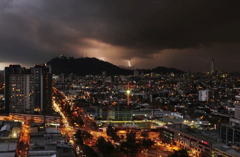 Meteorología emitió un aviso por probables tormentas eléctricas en 3 regiones