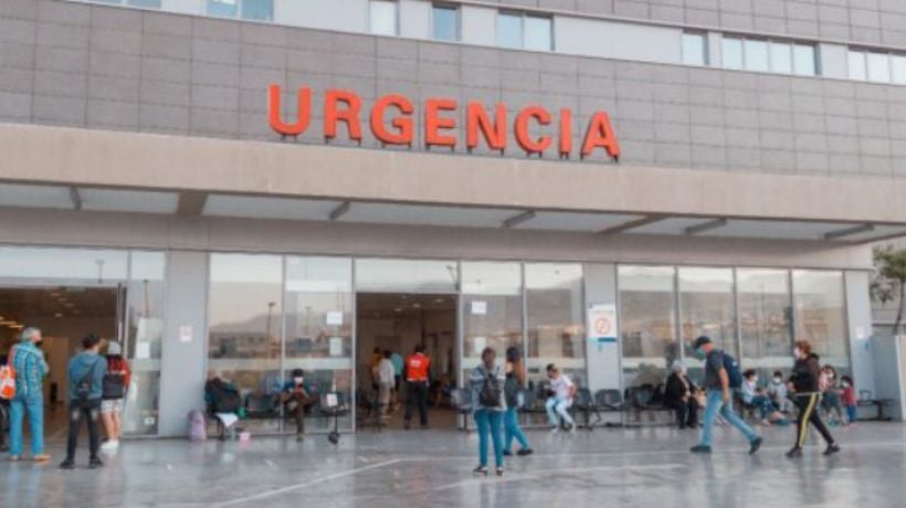 Registran colisión entre ambulancia y microbús en Antofagasta: Hay siete lesionados