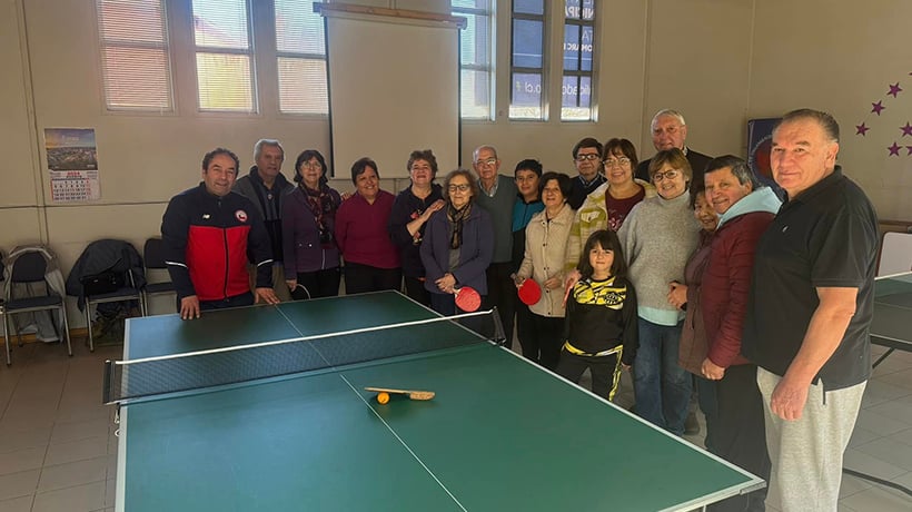 Adultos mayores de Osorno incentivan práctica de tenis de mesa y recaudan fondos para viajar a Iquique