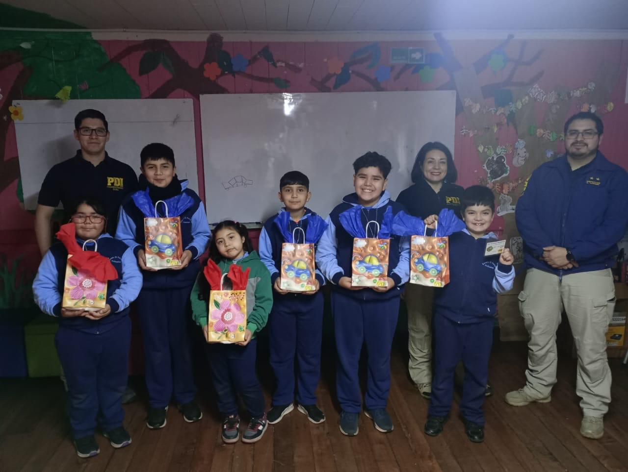Detectives de la PDI Valdivia visitaron escuela fronteriza