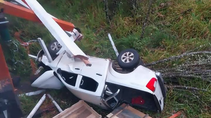 Vehículo cayó desde puente Pichi Río Negro en Puerto Octay