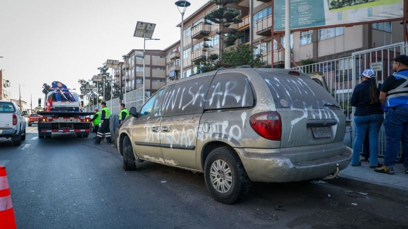 Operativo municipal saca de circulación vehículo abandonado y usado para el consumo de alcohol en Antofagasta