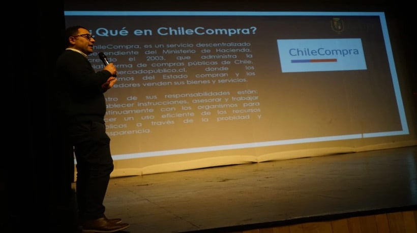 Artistas y creadores de Castro se capacitan en compras públicas a través de ChileCompra