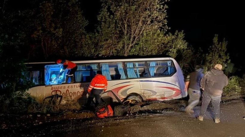 Cochamó: Accidente de bus en ruta V-69 dejó a dos personas lesionadas