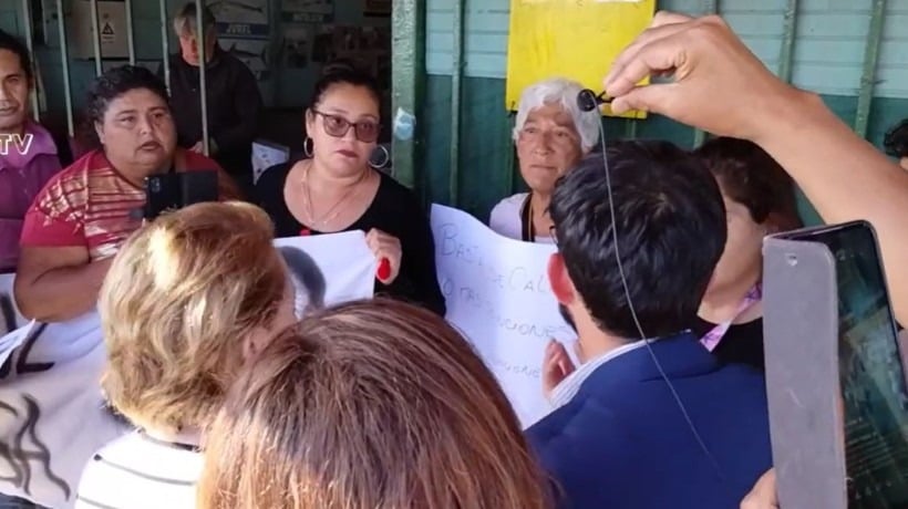 Vecinos de Mejillones irrumpen en ceremonia por cortes de luz: Estaba encabezada por el ministro de Economía