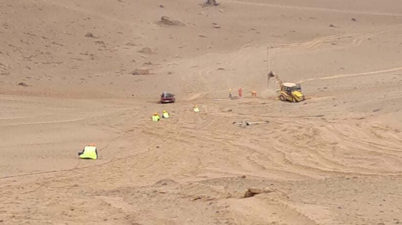 Continúan trabajos de reconstrucción de red eléctrica vandalizada en sector camino a Pisagua