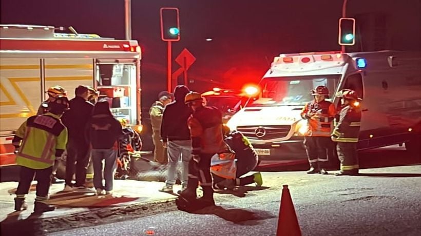 Un lesionado dejó colisión de vehículo con motocicleta en Iquique