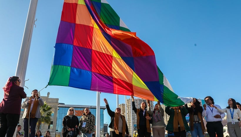 Bandera Whipala en municipio de Antofagasta para conmemorar Día de los Pueblos Originarios