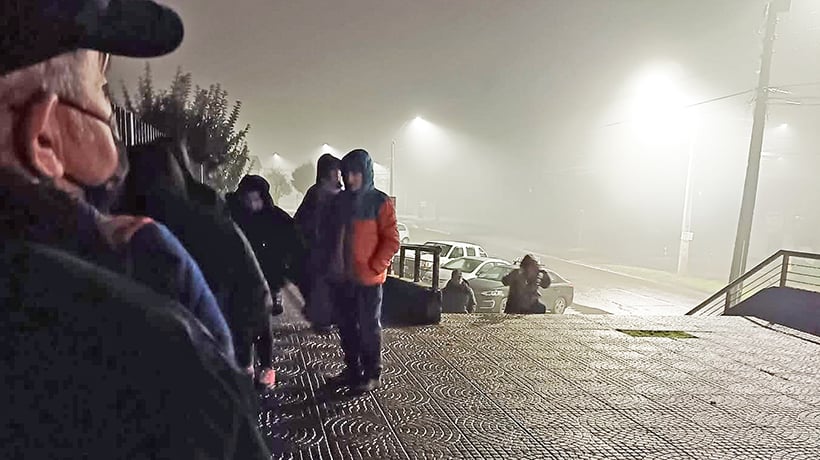 Filas desde las 5 de la mañana: la realidad que se vive en los Cesfam de Osorno para pedir horas médicas