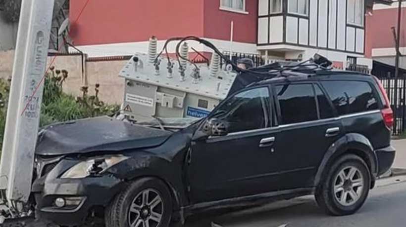Transformador cae sobre vehículo tras choque a poste en Quilpué: conductor huyó