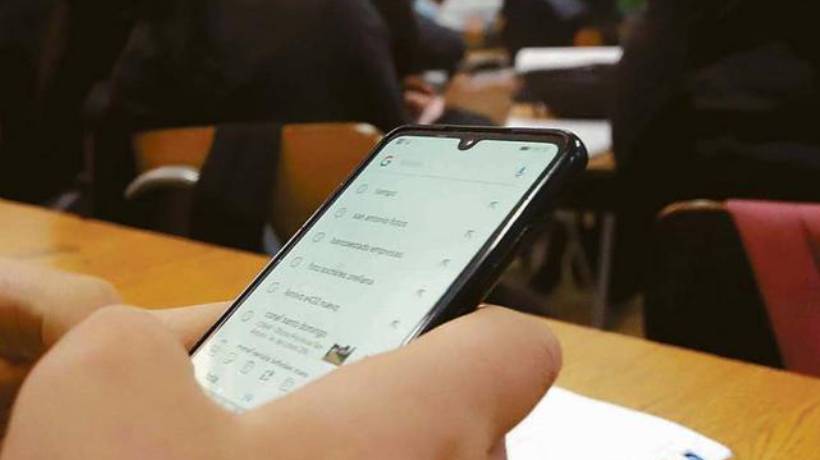 “Una extensión de su vida física”: Académico UAI advierte relación de preadolescentes con la tecnología