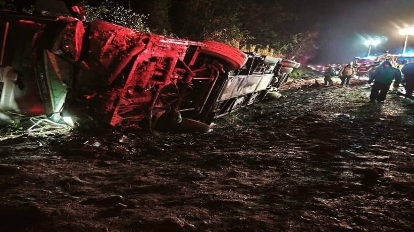 Bus con más de 40 pasajeros vuelca en Ruta 5 Sur a la altura de Loncoche