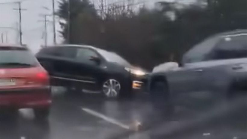 Accidente vehicular en ruta hacia Alerce dejó a una persona lesionada