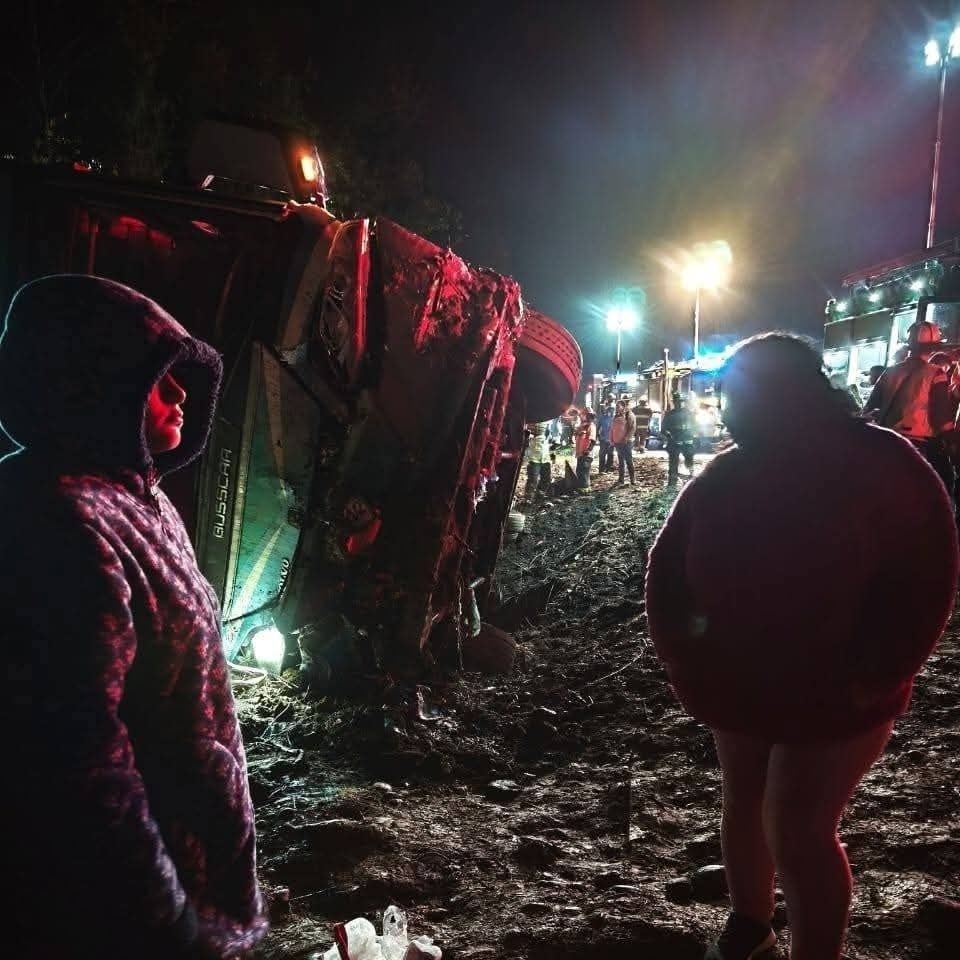 Bus que se dirigía de Santiago a Valdivia volcó durante la madrugada de hoy en Loncoche
