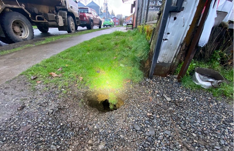 Municipalidad de Paillaco llama a la precaución por socavón en calle Los Carrera