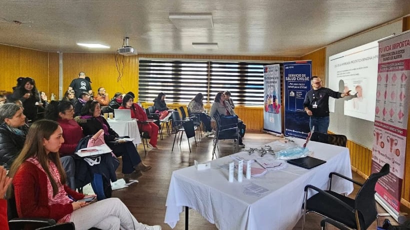 Conversatorio en Achao sobre prevención de cánceres femeninos y prostáticos