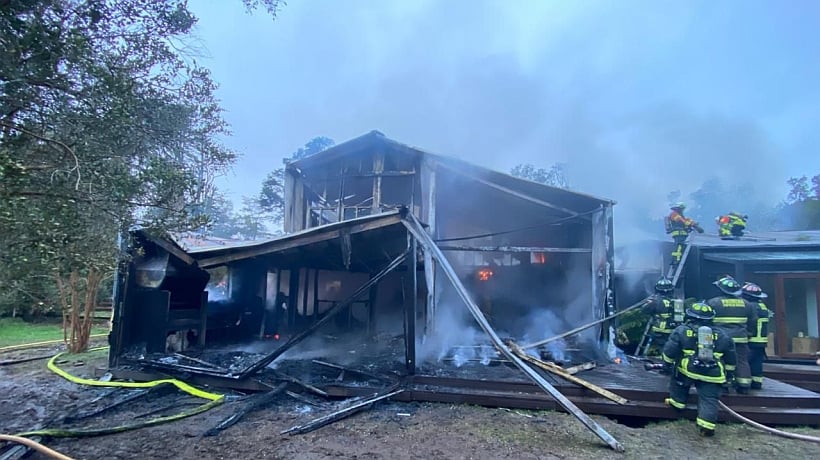 Incendio consumió casa de dos pisos en camino Las Lomas de Puerto Varas