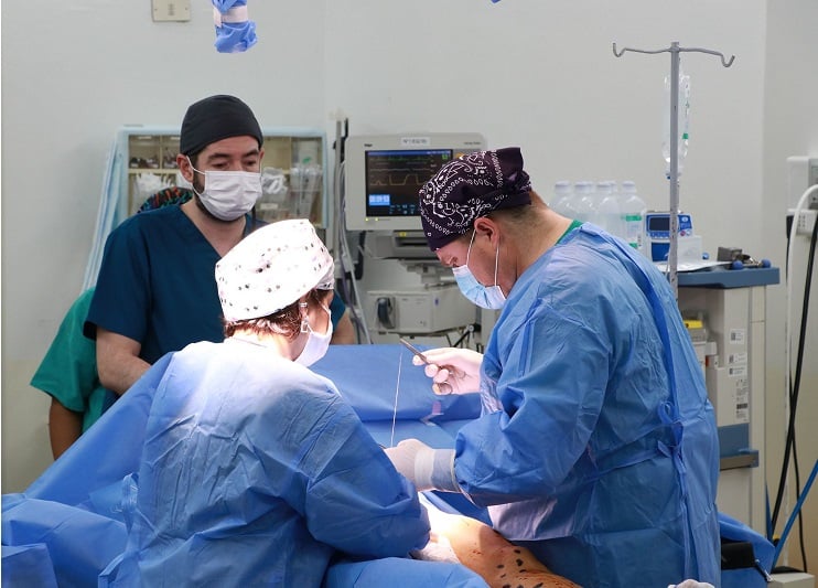 Plan para bajar listas de espera permitió que se realicen 35 cirugías de várices el fin de semana en el Hospital Base Valdivia