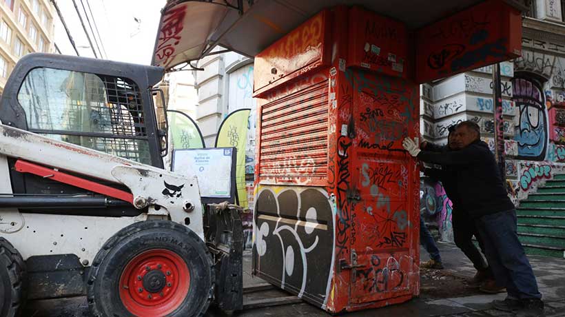 Inició plan de retiro de 11 kioscos abandonados en el plan y cerros de Valparaíso