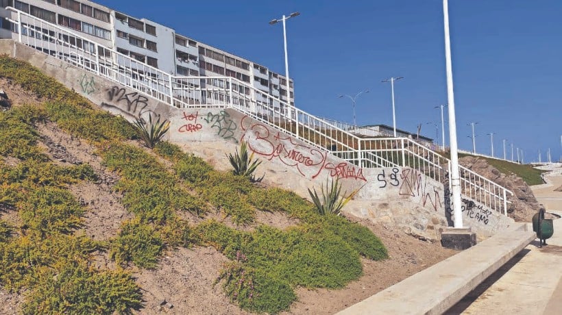 A menos de un mes de su entrega, el Paseo Los Pinares–Trocadero presenta los primeros indicios de vandalismo
