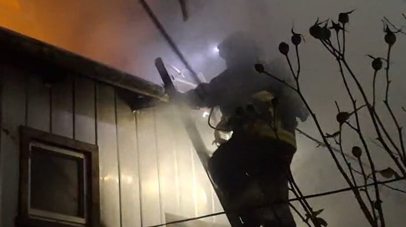 Indagan a dos jóvenes por incendio que dejó pérdidas superiores a los $50 millones en Ancud