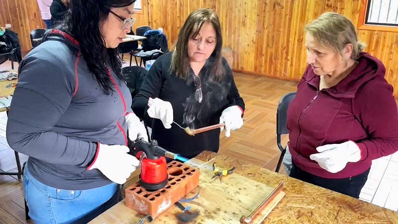 Mujeres de Panguipulli se certificaron en gasfitería tras realizar curso Sence